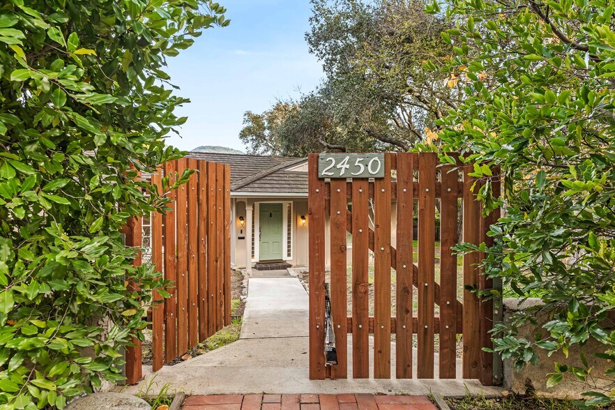 Building Photo - 2450 Hermosita Dr