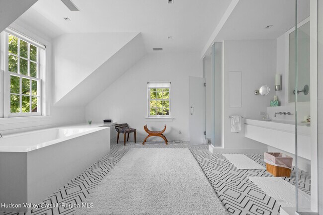 Building Photo - 176 Schoolhouse Rd