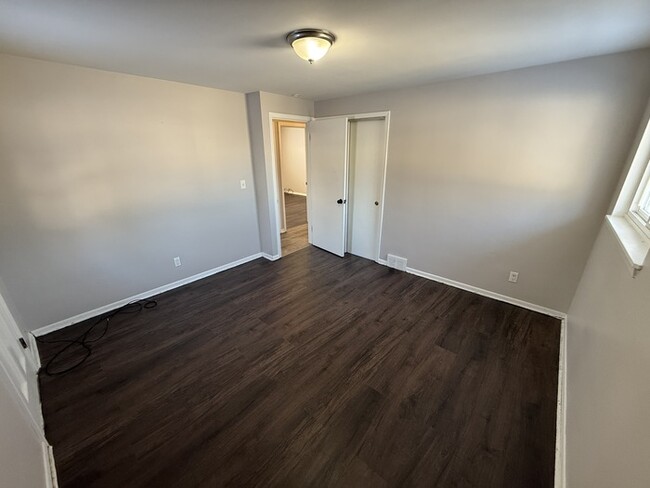 Building Photo - 3 bed 1 bath apartment for rent