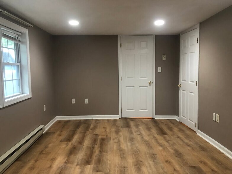 Building Photo - 47 Lines Ln