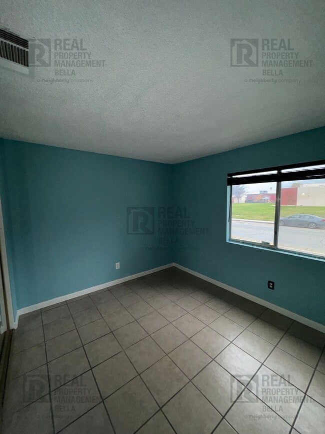 Building Photo - 55+ COMMUNITY- Charming 2-Bed, 2-Bath Home in Desirable 55+ Sunrise Community