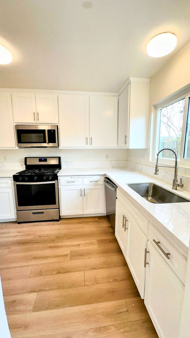 Building Photo - 120A