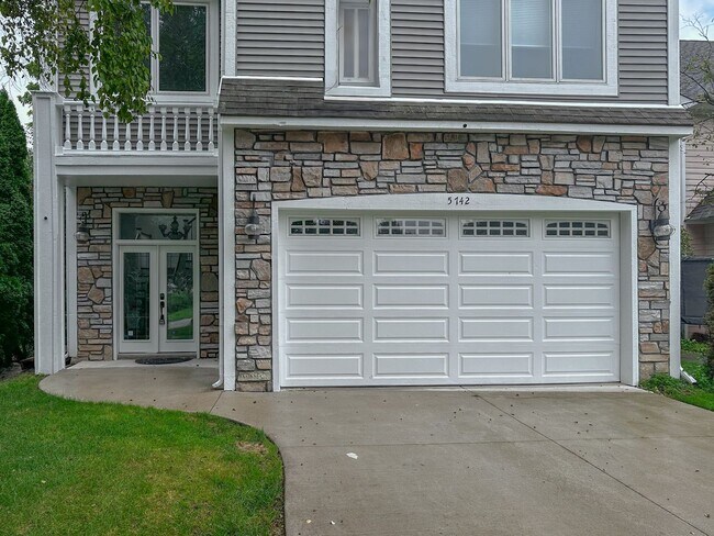 Building Photo - Lakeside Living!