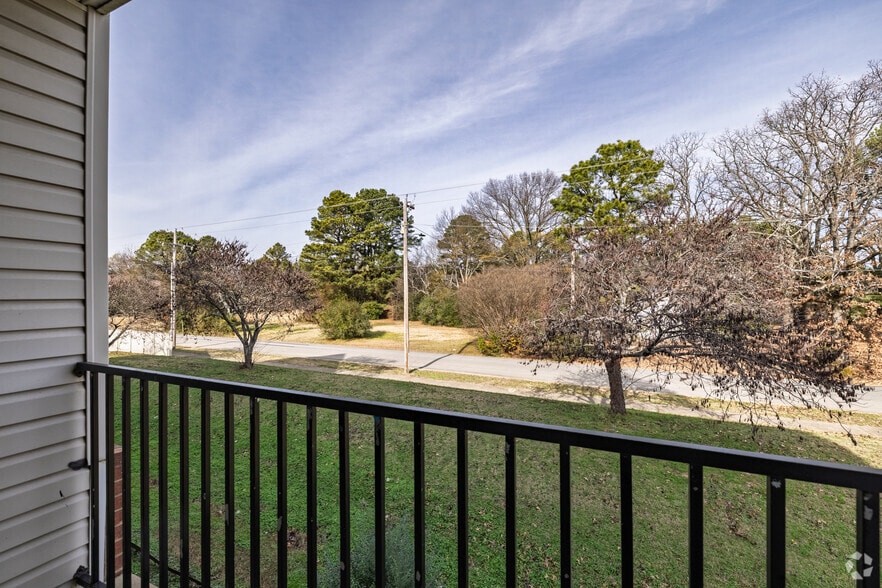 1BR, 1BA - 640SF - Patio - Donaghey Court Apartments