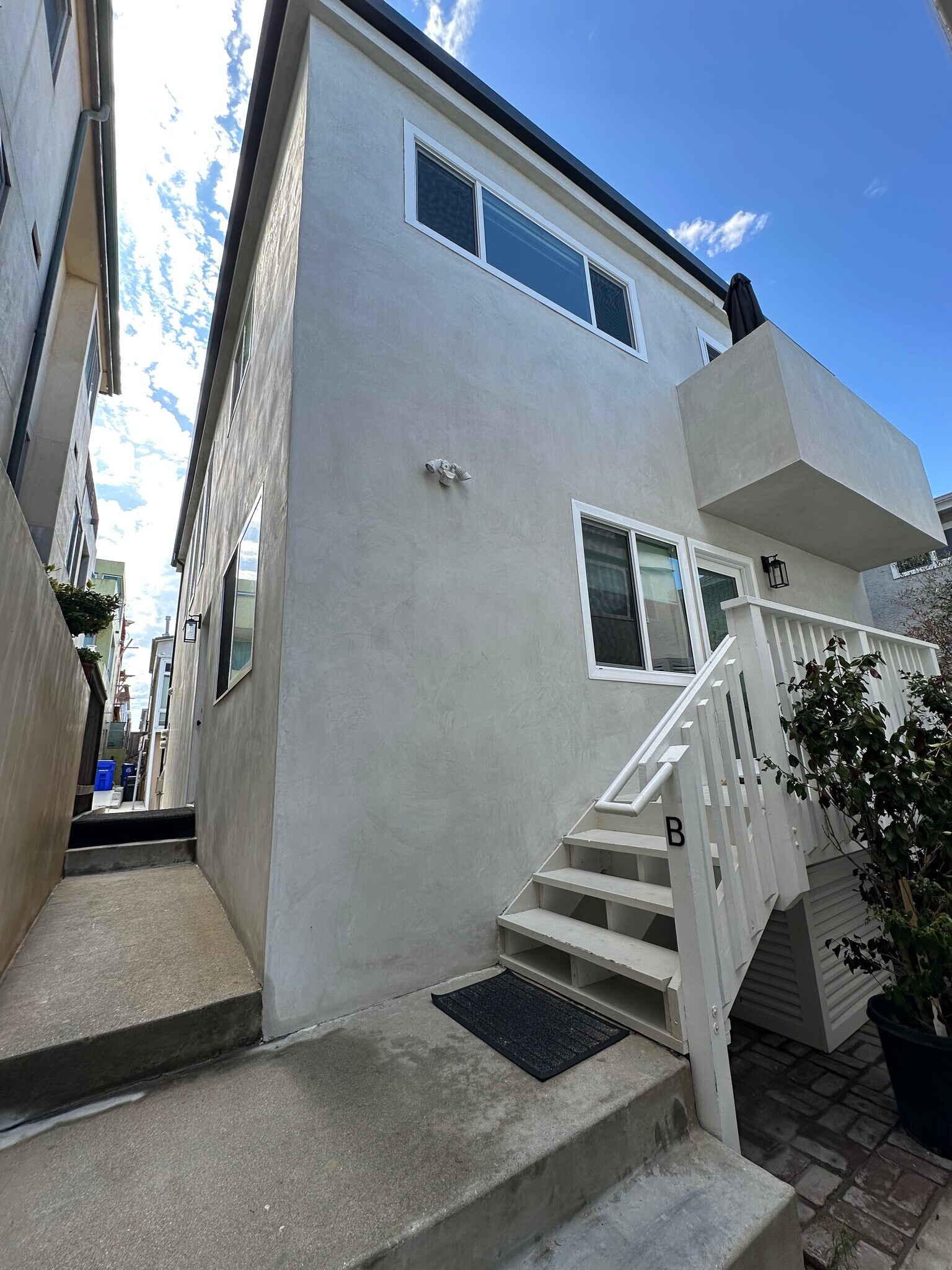 Building Photo - 221 36th Pl