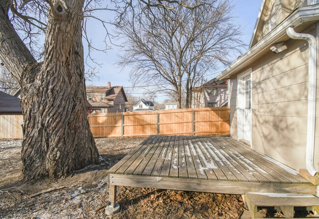 Building Photo - 817 W 12th St