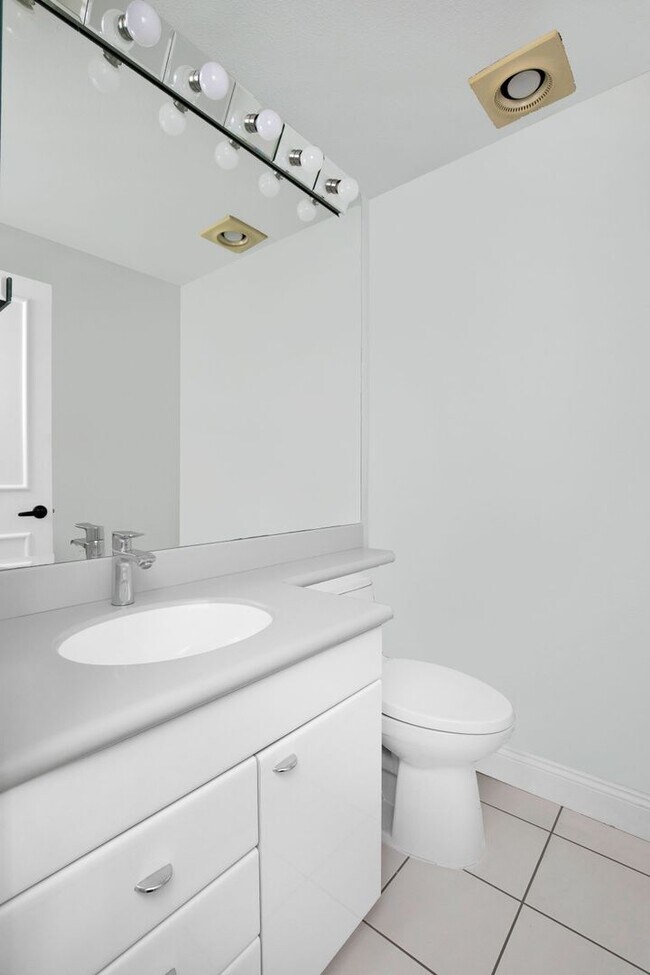 Building Photo - Luxury 3-bedroom Kirkland Bungalow