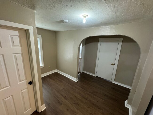 Building Photo - $875 - 3 bedroom/ 1.5 bathroom - Single Fa...