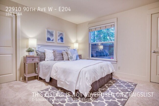 Building Photo - Beautifully Updated 1 Bedroom Condo w/Priv...