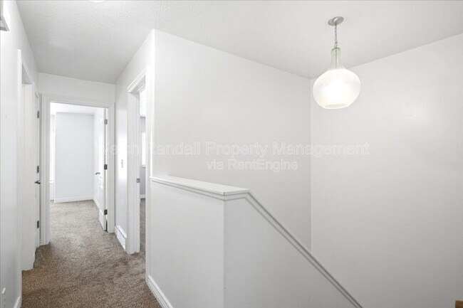 Building Photo - 672 E Clearwater Dr N