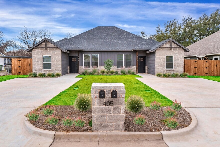 Building Photo - 405 Lake View St