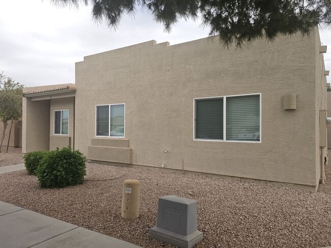 Building Photo - 2300 E Magma Rd