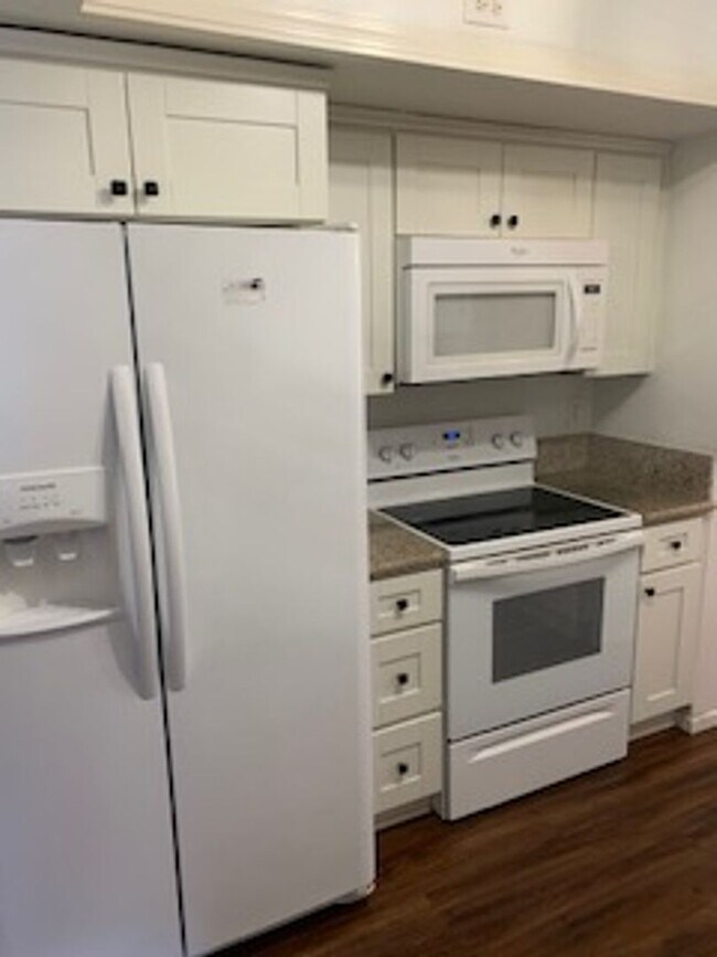 Building Photo - 2 Bedroom 1 Story Town Home