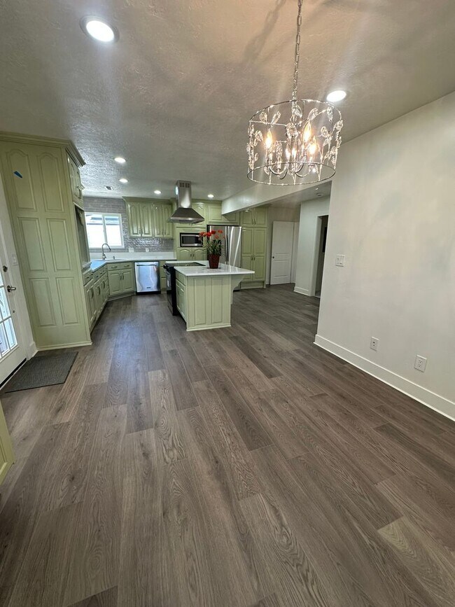 Building Photo - Deposit Moves You In! Modern 4-Bedroom Hom...