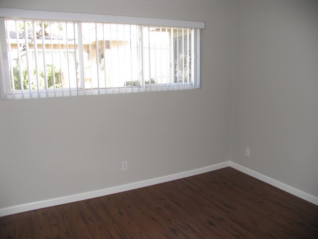 Building Photo - Spacious 2 Bedroom 1 Bath Single Story Condo