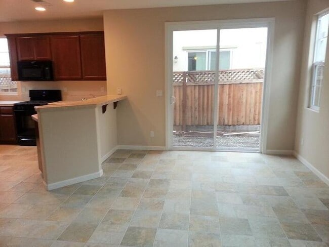 Building Photo - Beautiful 3 bedroom 2.5 bathroom home for rent in Lincoln!