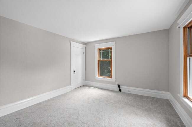 Building Photo - 145 Maple St