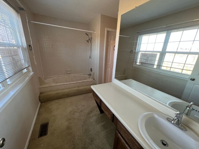 Building Photo - Tranquil 3 bedroom 3 bathroom Townhome loc...