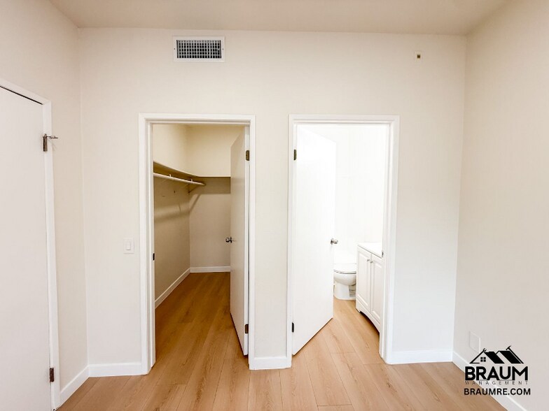 Building Photo - 11459 Collins St