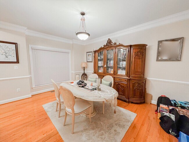 Building Photo - Lavish 4 Bed 3.5 Bath Home With Sunroom & Large Recreation Room In Desired South Riding