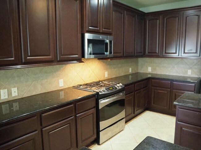 Building Photo - 28607 Green Hedge Dr