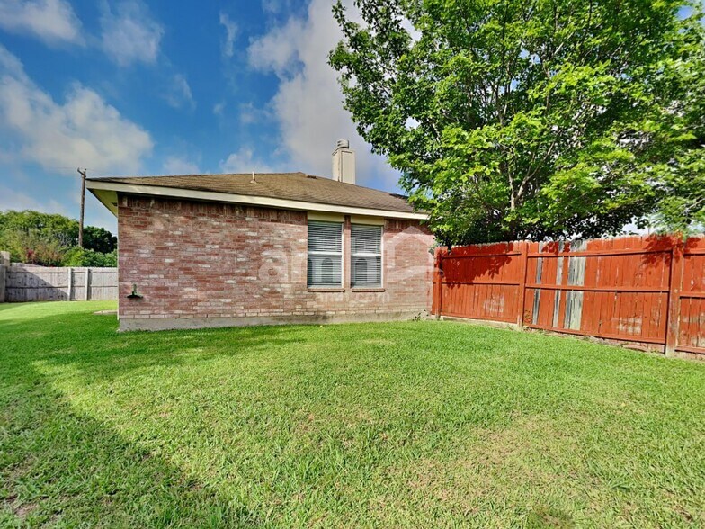 Building Photo - 702 Castlewick Ct