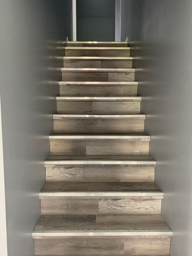 Building Photo - 447 Country Club Dr