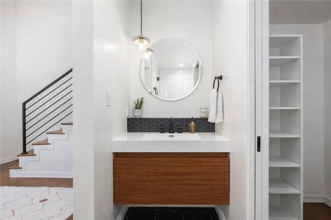 Building Photo - 2480 Penmar Ave