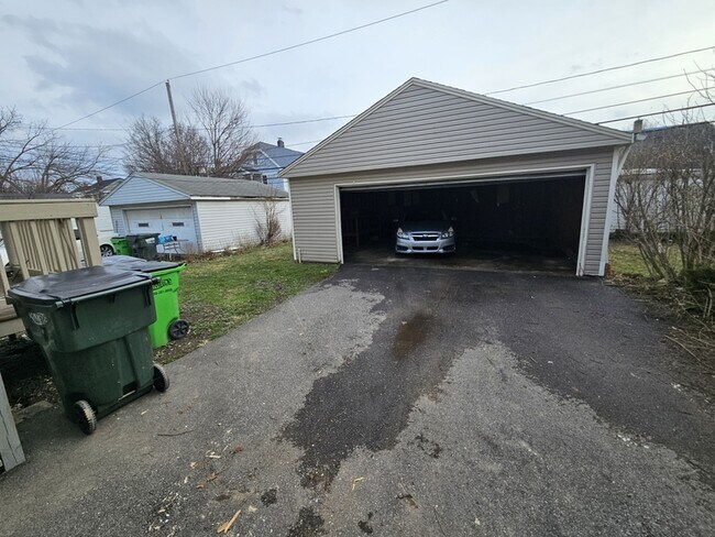 Building Photo - 10014 Sladden Ave