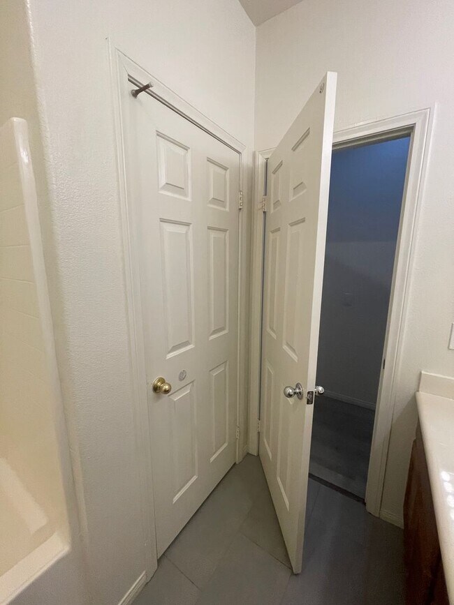 Building Photo - 14190 Blackstone St