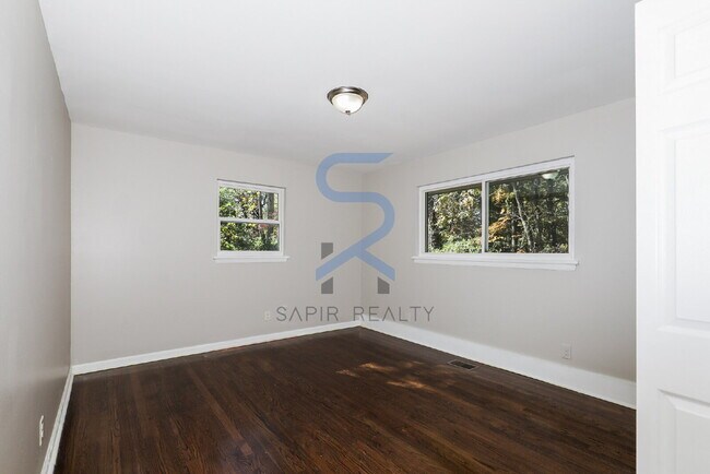 Building Photo - 5425 Skyview Dr SW