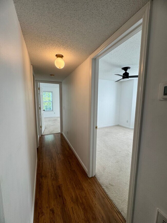 Building Photo - 2BR 2BA Condo beside Greenway