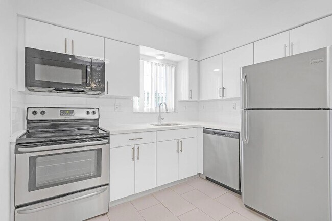 Building Photo - 330 W Camino Real