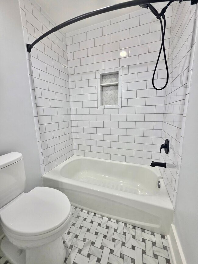 Building Photo - Newly renovated 2 bedroom + flex space in ...