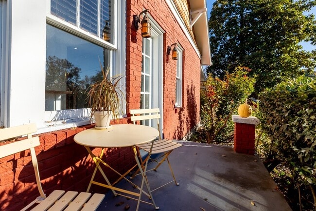 Building Photo - 310 S 7th St