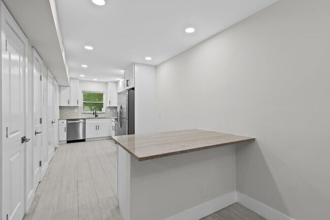 Building Photo - 1339 Ave