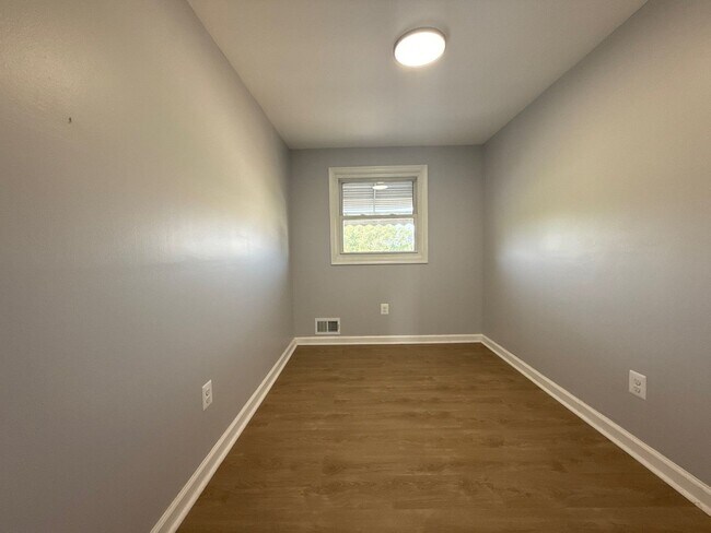 Building Photo - Three Bedroom House in Dundalk
