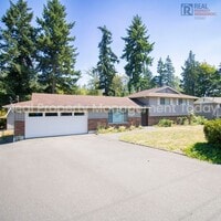 Building Photo - Charming 3 Bedroom with Huge Backyard!