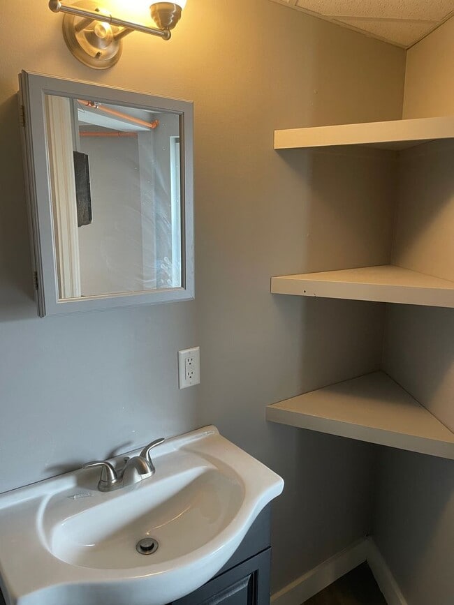 Building Photo - 1 Bedroom Available - Updated and Great Location!