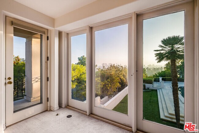 Building Photo - 1136 Calle Vista Dr