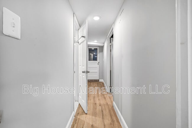 Building Photo - 2107 Hawthorne Rd