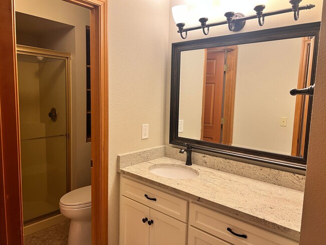 Building Photo - Amazing Attached Home in Lake Oswego is a Must See!