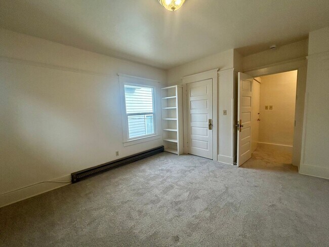 Building Photo - 1030