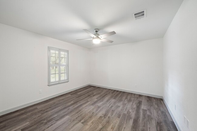 Building Photo - 1714 Huge Oaks St