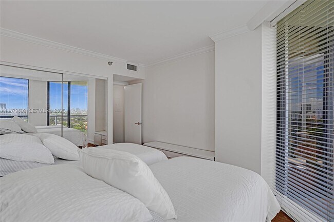 Building Photo - 3640 Yacht Club Dr