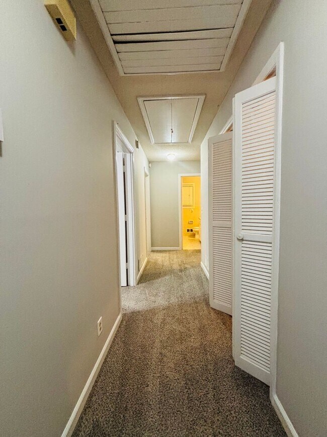 Building Photo - Move-In Ready Ranch in the Heart of Elgin!