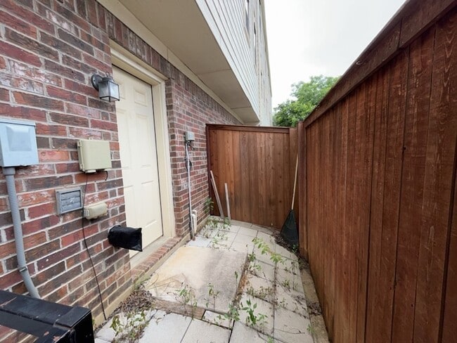 Building Photo - 902 E Glenn Crossett St