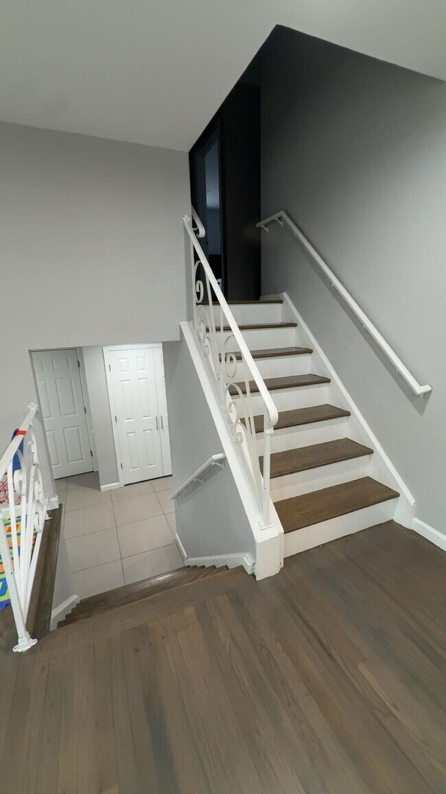 Building Photo - 17 Roslyn Dr