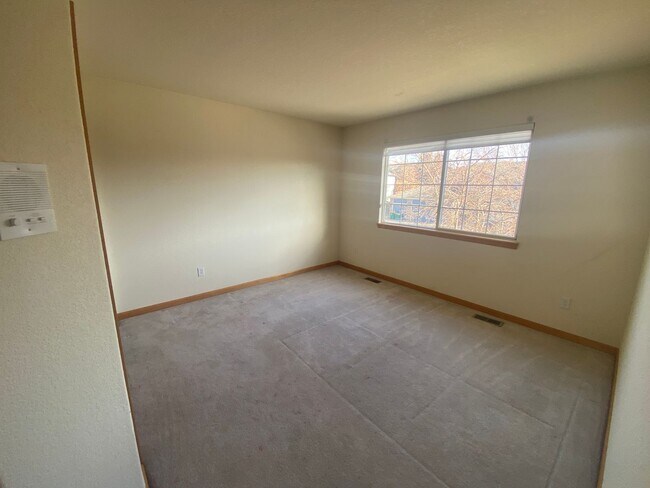 Building Photo - Large Home in Piney Creek