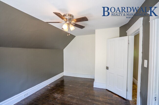 Building Photo - 4 Bedroom Victorian Single Family Home
